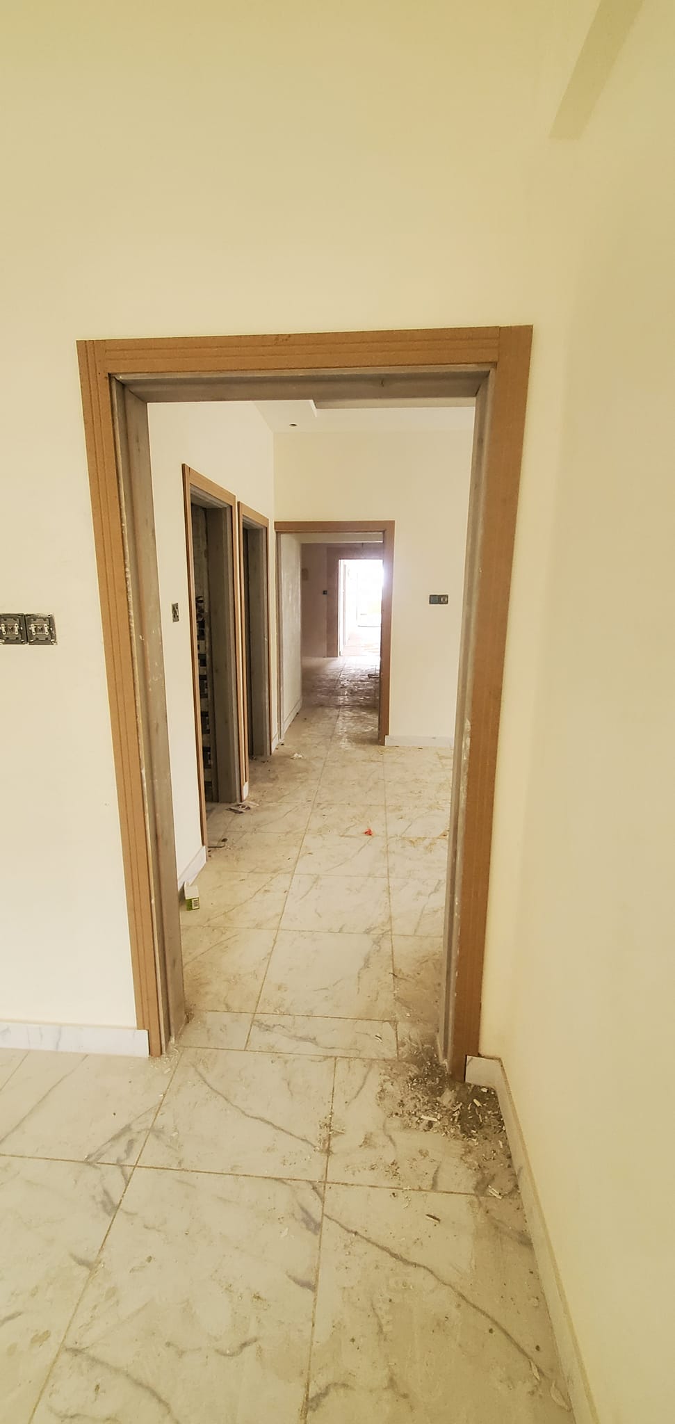جانب من أعمال تجهيز براويز الأبواب في المبنى (أ)