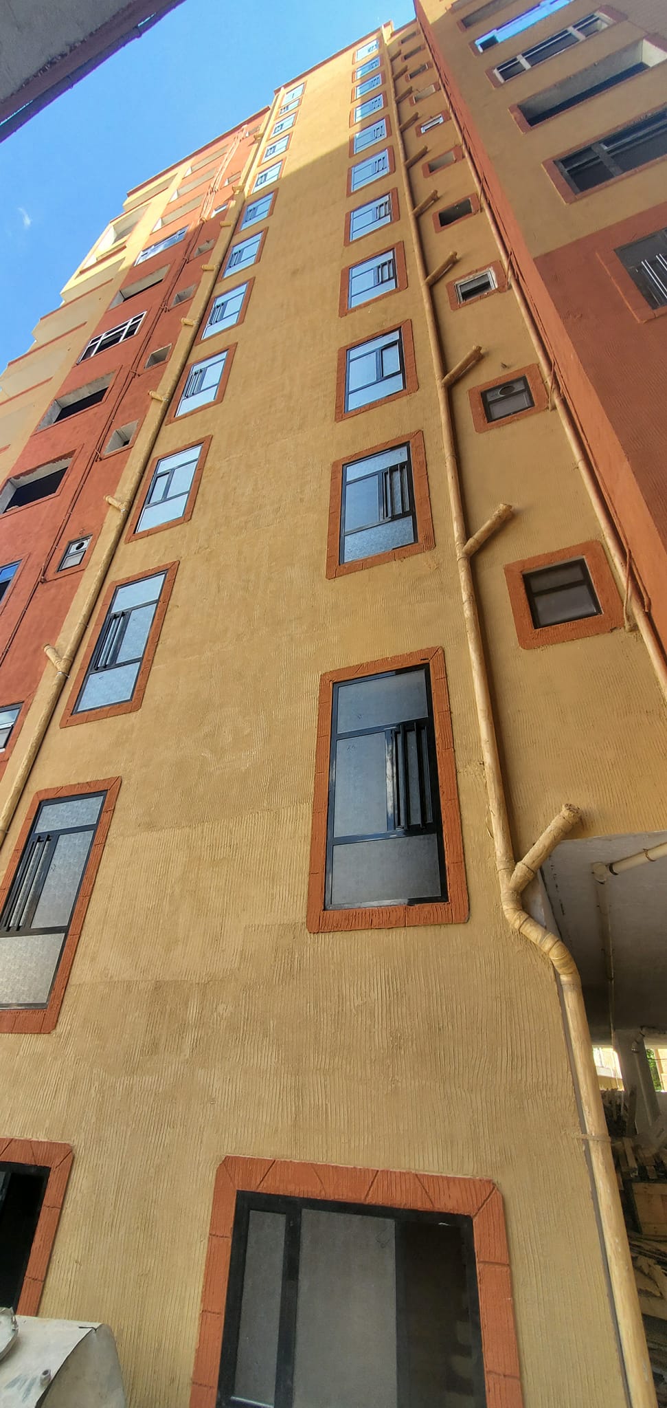 جانب من أعمال تركيب الألمنيوم في المبنى (ج)  - مشروع مجمع البستان السكني.