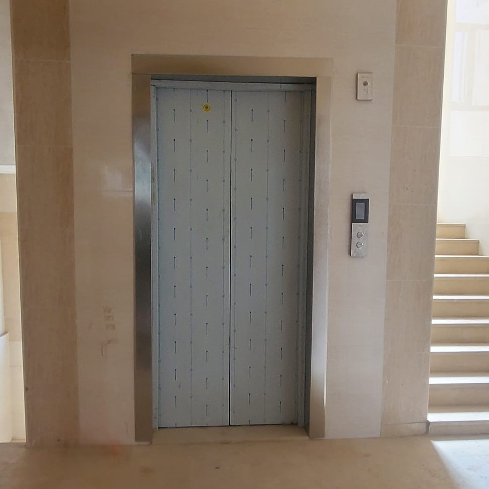 تم انتهاء من تركيب حلوق الاستانلس استيل لبوابات المصاعد في المبنيين (ب) و(ج) - محمع البستان