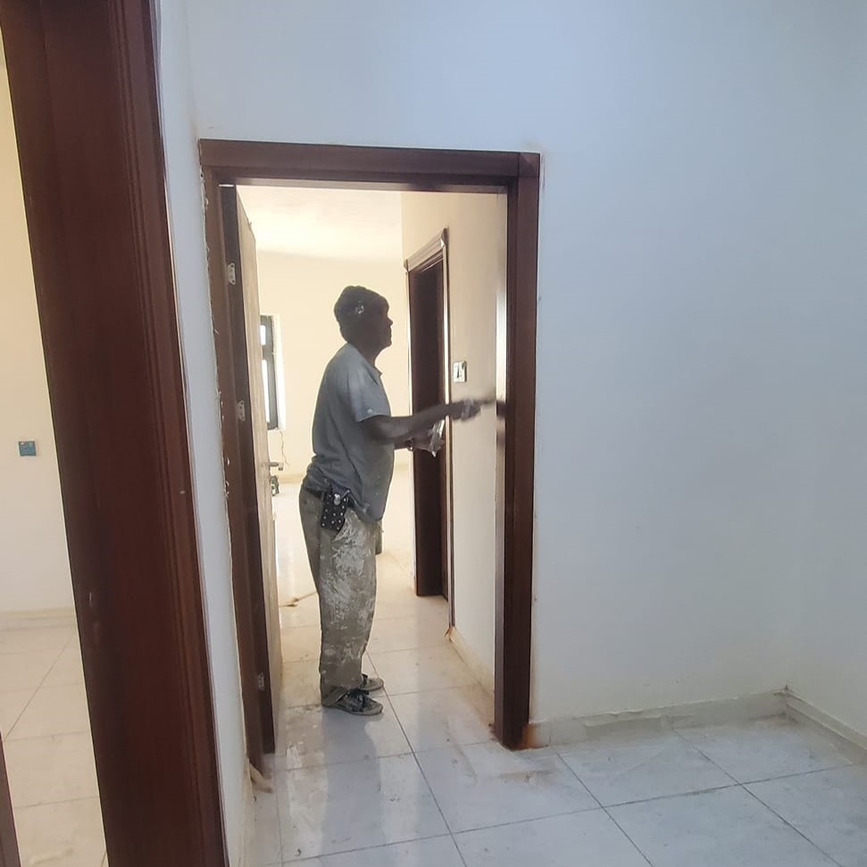 جانب من أعمال الدهان الزيتي في المبنى (ب) و (ج) - مشروع مجمع البستان السكني.